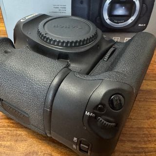 Canon 5D Mark III más BG-E11