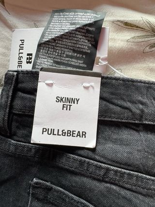 Pantalón vaquero Pull&Bear negro desgastado