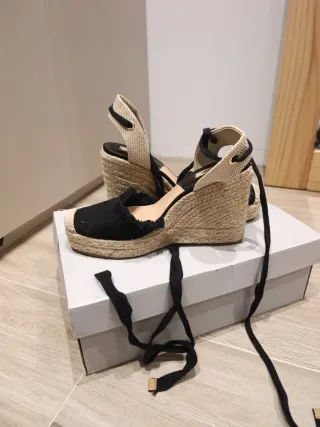 Sandalias cuña negras y beige