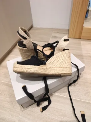 Sandalias cuña negras y beige