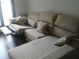 Sofá chaise longue con arcón