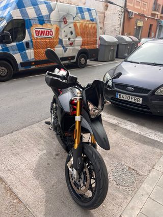 Aprilia Dorsoduro 900 Negra y Roja