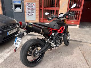 Aprilia Dorsoduro 900 Negra y Roja
