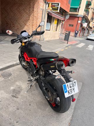 Aprilia Dorsoduro 900 Negra y Roja