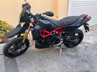 Aprilia Dorsoduro 900 Negra y Roja
