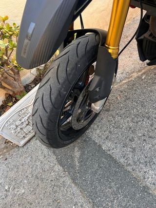 Aprilia Dorsoduro 900 Negra y Roja