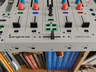 Denon DJ Prime 4 White Edition