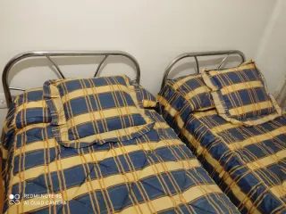 2 Camas Metálicas con Edredón y cojin
