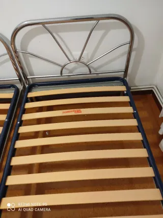 2 Camas Metálicas con Edredón y cojin