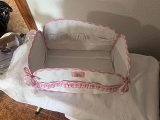 Cesta de pañales rosa y blanca