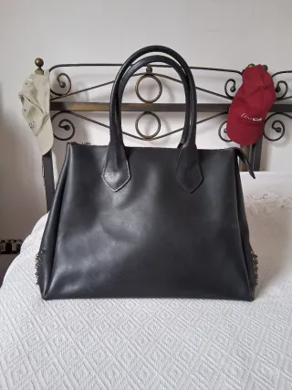 Borsa nera con borchie