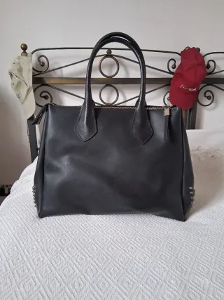 Borsa nera con borchie