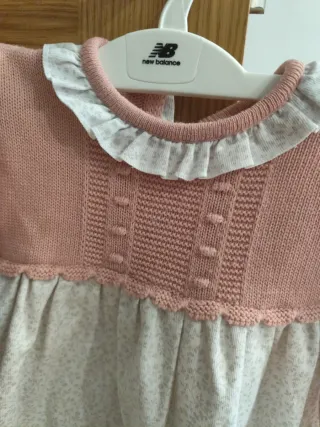 Vestido rosa bebé con cuello blanco