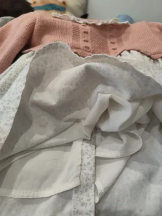 Vestido rosa bebé con cuello blanco