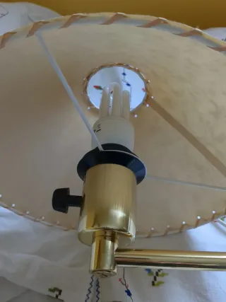 Lámpara de pared dorada con pantalla beige