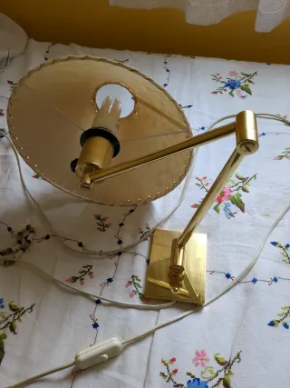 Lámpara de pared dorada con pantalla beige