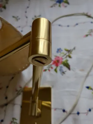 Lámpara de pared dorada con pantalla beige