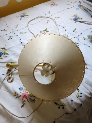 Lámpara de pared dorada con pantalla beige