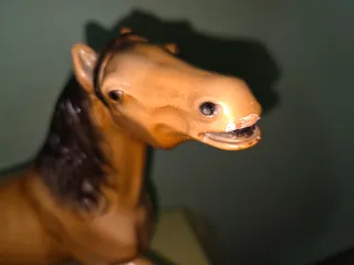 Figura de caballo de porcelana esmaltada vintage