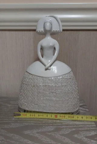 Cuadro y figura inspirados en Menina de Velázquez