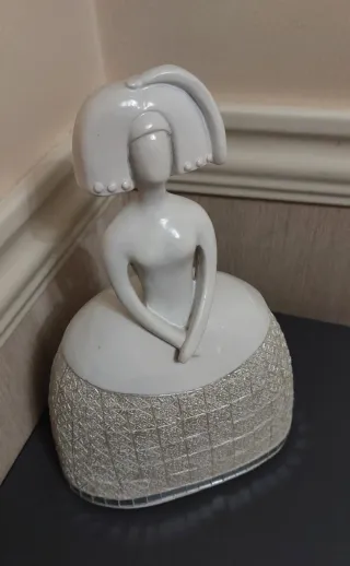 Cuadro y figura inspirados en Menina de Velázquez