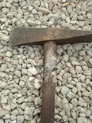 Herramienta antigua de metal