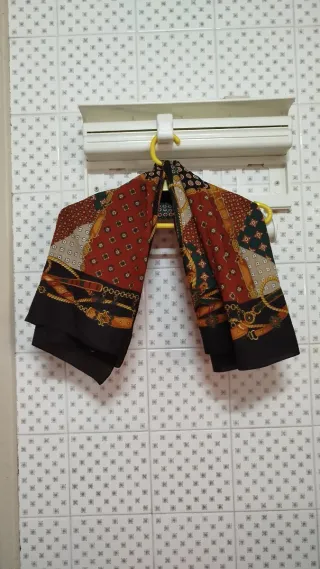 Pañuelo estampado cadenas y motivos vintage