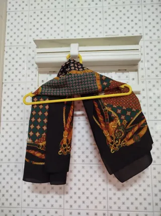 Pañuelo estampado cadenas y motivos vintage