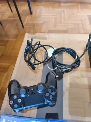 PS4 Slim 1TB Negra + Mando y Cables