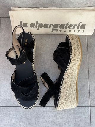 Alpargatas negras de serraje