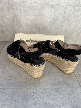 Alpargatas negras de serraje