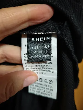 Top negro cruzado escote pico