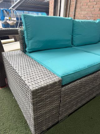 Conjunto Terraza Ratán Gris y Cojines Turquesa