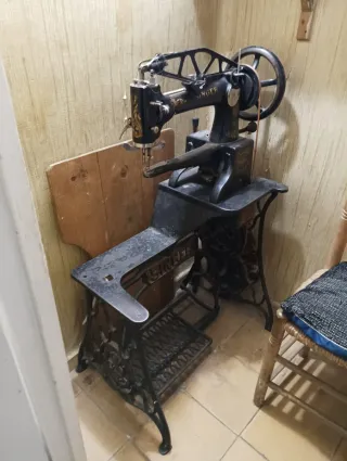 Máquina de coser SINGER 1918 con pie