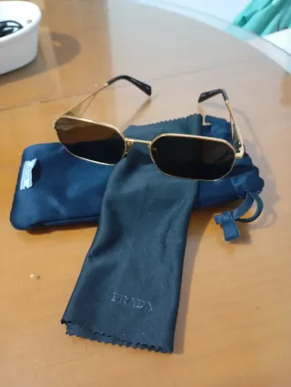 Gafas de sol Prada doradas y negras