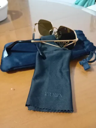 Gafas de sol Prada doradas y negras