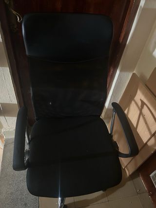 Silla de oficina ergonómica negra