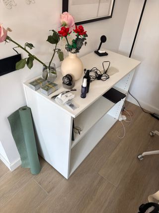 Mesa auxiliar blanca con estante