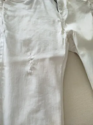 Pantalón vaquero blanco desflecado de chica