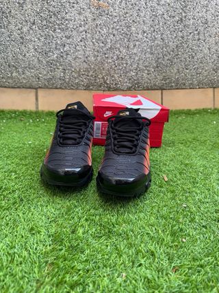 Nike Air Max Plus TN negras y naranjas T42