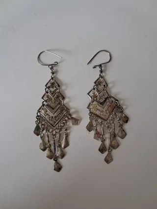 Pendientes largos plateados con diseño