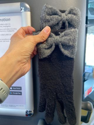 Guantes de lana con lazo