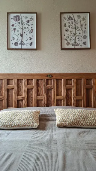 Puerta cabecero de cama antiguo de madera maciza