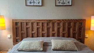 Puerta cabecero de cama antiguo de madera maciza