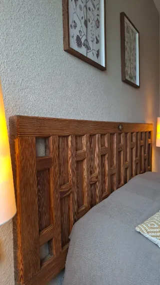 Puerta cabecero de cama antiguo de madera maciza