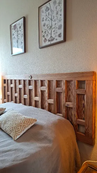 Puerta cabecero de cama antiguo de madera maciza