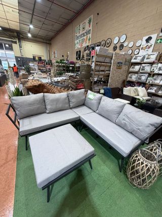 Sofá modular gris y beige con mesa