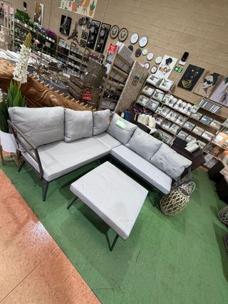 Sofá modular gris y beige con mesa