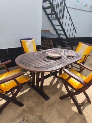 Mesa y 4 sillas de madera con cojines