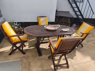 Mesa y 4 sillas de madera con cojines
